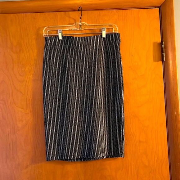 LOFT Dresses & Skirts - Black and Cream Patterned Pencil Pull-On Skirt, Women’s SP